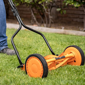 Zölden, csendben, hatékonyan: Miért válaszd a kézi fűnyírót? A TRUPER POMA-14 és POMA-15 előnyei
